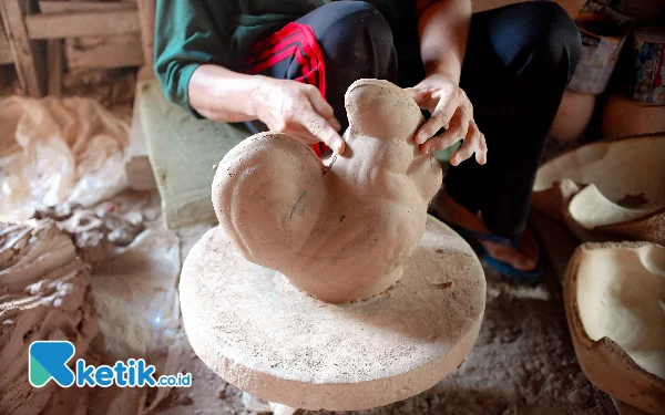 Thumbnail Salah seorang pekerja tengah membuat gerabah berupa celengan berbentuk ayam. Setiap hari, Gerabah Mang Mardi mampu memproduksi sampai 40 buah gerabah dengan beragam bentuk. (Foto: Wisnu Akbar Prabowo/Ketik.co.id)