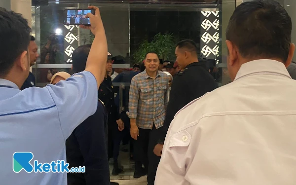 Kehadiran Eri Cahyadi di Debat Publik Perdana Disambut Dua Kubu Pendukung