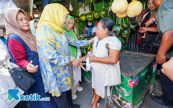 Thumbnail Berita - Kunjungi Pasar Sepanjang Sidoarjo, Khofifah Disambut Meriah Pedagang dan Pengunjung