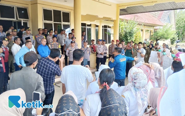 Thumbnail Berita - Puluhan Nakes Demo, Pj. Bupati Aceh Singkil Respon Cepat