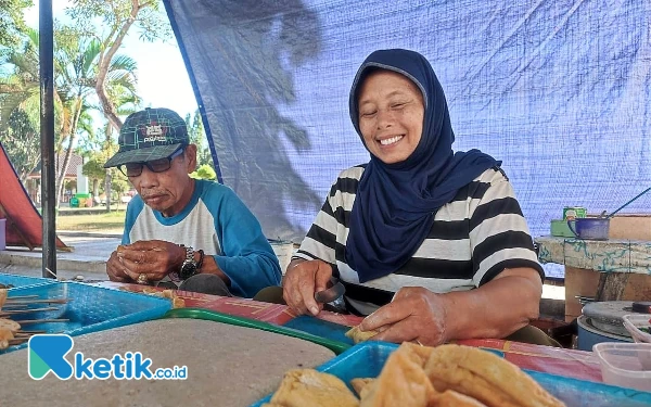 Thumbnail Berita - Cerita Pedagang Alun-alun Pacitan Menikah di Usia Senja, Romantis Bak Serial FTV