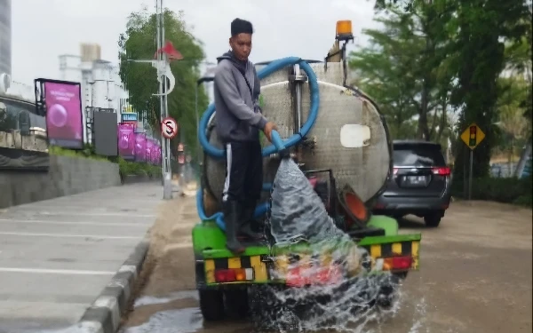 Kurangi Debu Akibat Proses Pembangunan, Pemkot Surabaya Lakukan Penyiraman Intensif