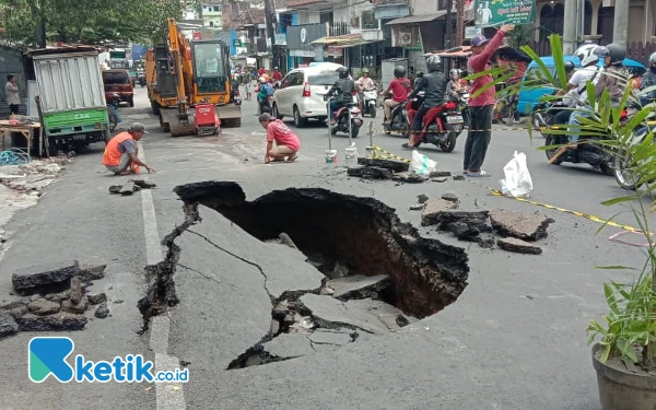 Thumbnail Berita - Hati-Hati! Jalan Raya Muharto Kota Malang Ambles Usai Diguyur Hujan Deras