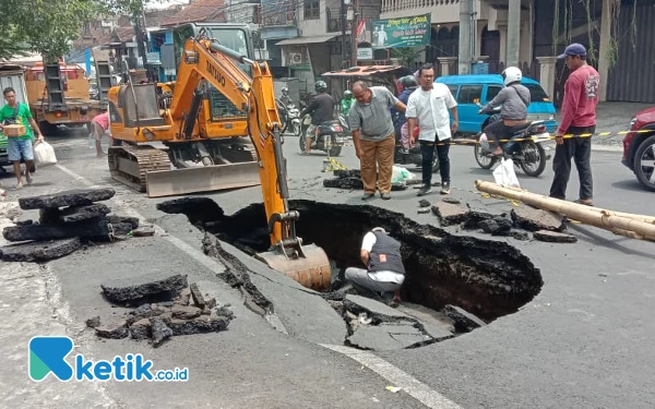 Thumbnail Berita - Jalan Raya Muharto Kota Malang Ambrol Akibat Drainase Tua, DPUPRPKP Kebut Perbaikan