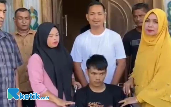 Thumbnail Berita - Keceriaan Keluarga Hamdi Bersama Kursi Roda Bantuan  HAKAM-AYI