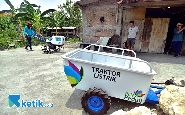 Thumbnail Sunari hendak memasukan traktor listrik ke dalam Gudang Kelompok Tani Tulodo Markayo di Desa Tlogoweru, Kecamatan Guntur, Kabupaten Demak, Jawa Tengah. Selain memberikan bantuan traktor listrik melalui program Tanggung Jawab Sosial serta Lingkungan (TJSL), PT PLN (Persero) juga menyediakan jaringan listrik sawah untuk pengairan di Desa Tlogoweru tahun 2022. Berkah pengairan tersebut, para petani bisa memanen padi 2 kali dalam setahun. (Foto: Achmad Fazeri/Ketik.co.id)