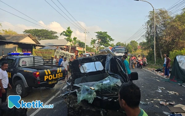 Thumbnail Berita - Seorang Meninggal Akibat Kecelakaan Antara Mobil dan Truk di Sampang, Ini Identitasnya