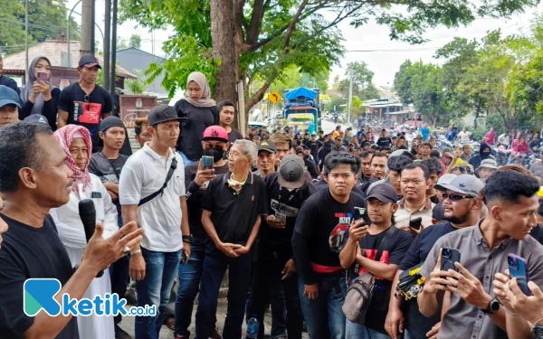 Thumbnail Berita - Ribuan Warga Blitar Gelar Aksi di Depan KPU dan Bawaslu Tuntut Netralitas Pilkada 2024