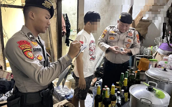 Thumbnail Berita - Gelar Razia di Dua Wilayah Kecamatan, Polres Pekalongan Berhasil Amankan Ratusan Botol Miras