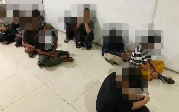 Thumbnail Berita - Satpol PP Surabaya Jaring 13 Anak Muda yang Tengah Asyik Pesta Miras