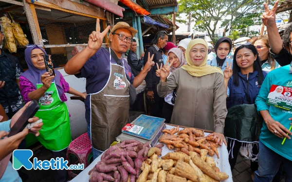 Thumbnail Berita - Serap Aspirasi Pedagang Pasar Blimbing Malang, Khofifah Borong Aneka Dagangan