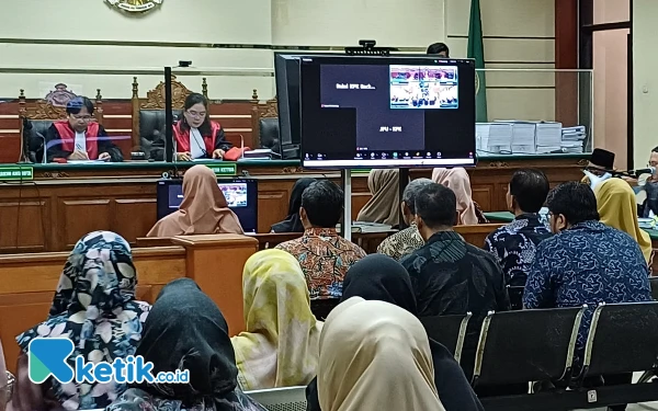 Thumbnail Berita - Mantan Bupati Sidoarjo kepada 10 Saksi KPK di Sidang Lanjutan Korupsi: Ada yang Pernah Ngobrol Sama Saya?