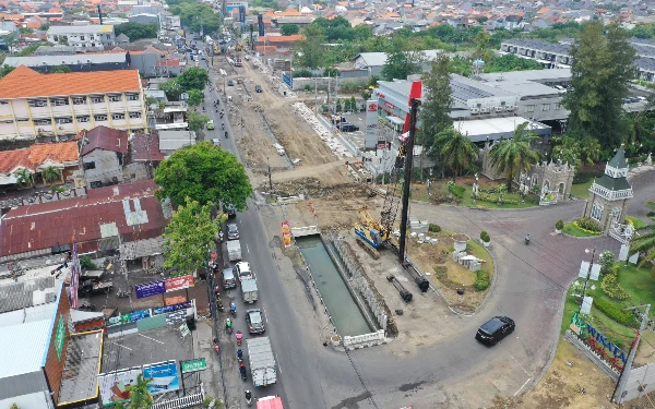 Thumbnail Berita - Pemkot Surabaya Percepat Proyek Pelebaran Jalan Raya Menganti Wiyung, Target Rampung Desember 2024