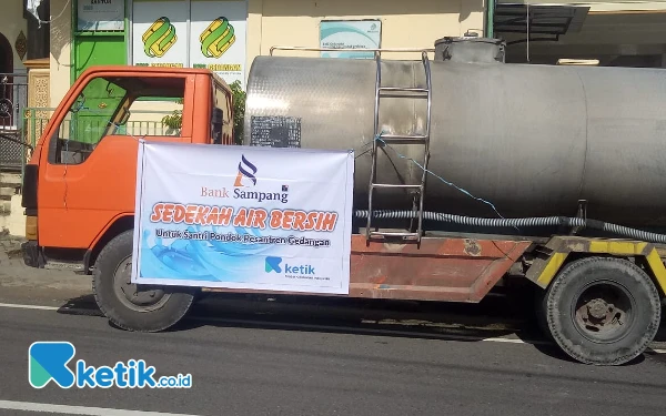 Thumbnail Berita - Gandeng Bank Sampang, Ketik.co.id Berikan Bantuan Air Bersih ke Ponpes Gedangan