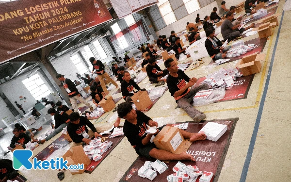 Thumbnail Sebanyak 150 petugas Kelompok Penyelenggara Pemungutan Suara (KPPS) melakukan pelipatan dan sortir surat suara di Gudang KPU Kota Palembang, Senin 4 November 2024. (Foto: Wisnu Akbar Prabowo/Ketik.co.id)