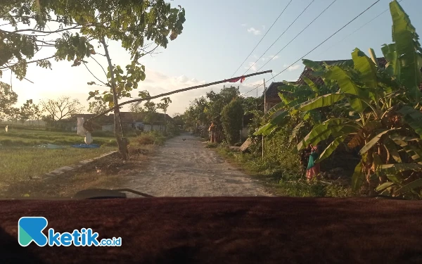 Thumbnail Berita - Diduga Pungli, Truk Pengangkut Garam di Sampang Harus Bayar Rp100 Ribu untuk Melintas di Jalan Poros Desa