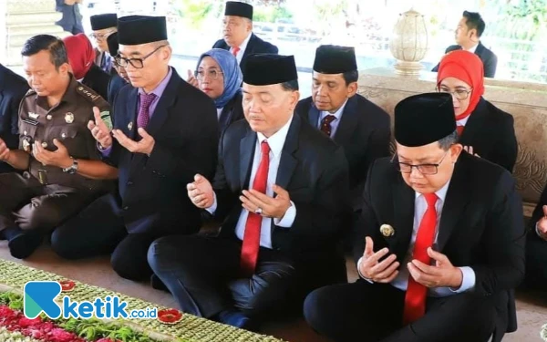 Thumbnail Berita - Ziarah ke Makam Bung Karno, Pj Gubernur Jatim dan Pj Bupati Blitar Kenang Jasa Sang Proklamator