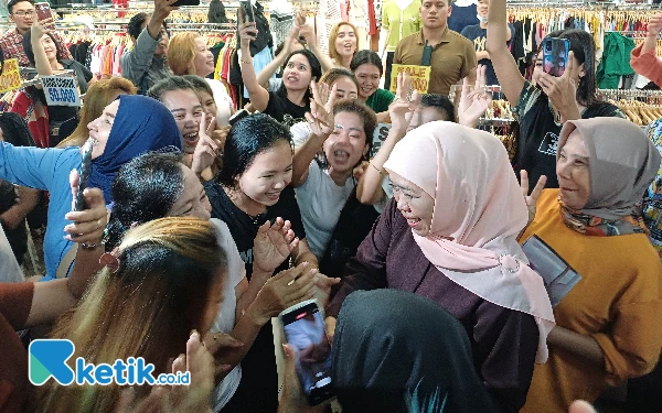 Thumbnail Berita - Khofifah Blusukan di Pasar Atom Surabaya, Ajak Pedagang dan Pembeli Joget Bersama