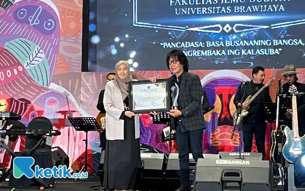 Thumbnail Berita - Ian Antono Gitaris God Bless Raih Anugerah Sabda Budaya dari UB Malang