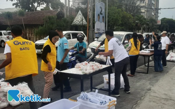 Gumelar-Rudi Bagikan Makan Siang Gratis Jelang Debat Kedua Pilkada Kota Batu