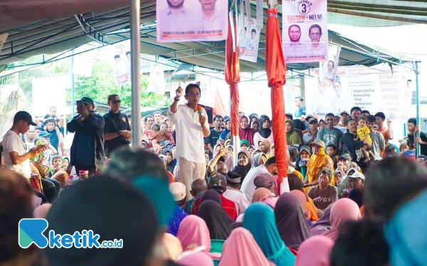 Thumbnail Helmi Umar Muchsin Bacawabup Halsel saat orasi. Dengan serius dan penuh semangat, massa kampanye mendengar orasi politik Helmi yang Humanis dan sangat mengedukasi (Foto Mursal Bahtiar/Ketik.co.id) Jum'at 8 November 2024