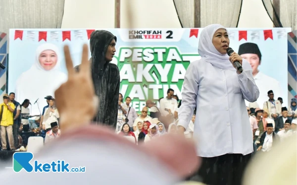 Hujan Tak Surutkan Semangat Emak-Emak Ikuti Kampanye Akbar Khofifah-Emil di Jember