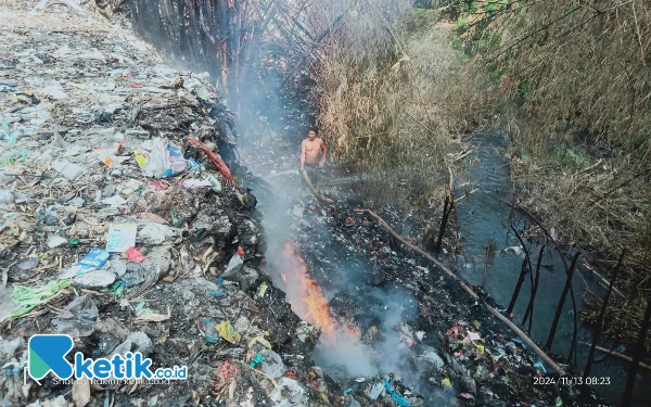 Thumbnail Berita - Gunungan Sampah di Desa Jetis Besuki Situbondo Kembali Terbakar, Warga Mulai Sesak Nafas