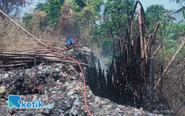 Thumbnail Berita - Kebakaran Gunungan Sampah di Desa Jetis, Butuh Tiga Jam Memadamkan