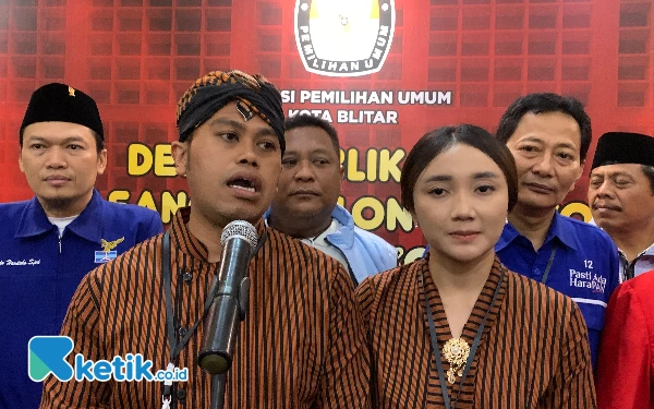 Thumbnail Berita - Debat Ketiga Pilkada Kota Blitar Dibalut Nuansa Jawa, Mas Ibin dan Mbak Elim Optimistis Menang