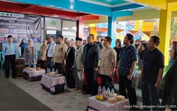 Thumbnail Sejumlah tamu undangan nampak hadir dalam pembukaan Job Fair SMK Plus Ashabulyamin Cianjur(15/11/2024) (Iman for Ketik.co.id)