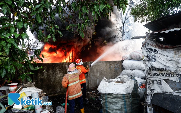 Usaha Rongsokan di Palembang Terbakar: Lalai Bakar Sampah, 5 Unit Damkar Dikerahkan