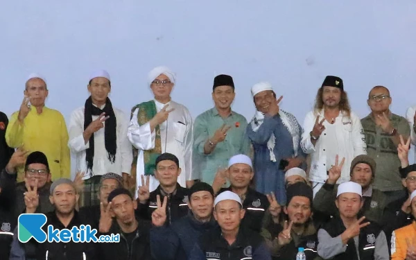 Thumbnail Berita - Bangga Cabup Bandung dari Kader NU, Ulama Internasional Abuya Muhyiddin Serukan Dukungan Bagi Dadang Supriatna