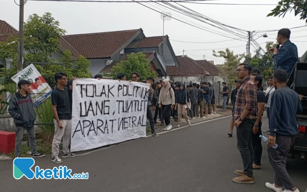 Kantor Bawaslu Kota Malang Digeruduk Massa, Bawa Keprihatinan Terhadap Pilkada 2024