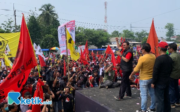 Thumbnail Berita - Ribuan Warga Hadiri Kampanye Akbar Paslon Bambang-Bayu di Kota Blitar, Klaim Bukan Massa Bon-bonan