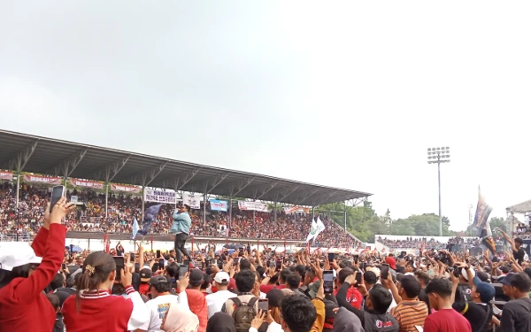 Thumbnail Berita - Kampanye Akbar Paslon 02 Pilbup Lumajang di Stadion Semeru Full Penonton