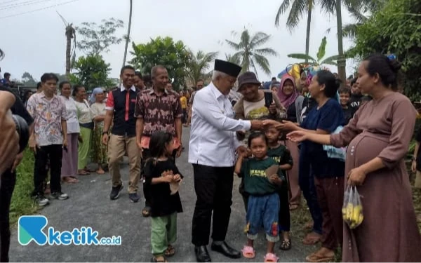 Thumbnail Berita - Usai Cuti Kampanye, Bupati Malang Sanusi Tinjau Perbaikan Jalan Desa Randugading