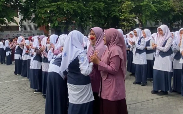 Thumbnail Berita - Mawar Merah dan Puisi Mewarnai Perayaan Hari Guru Nasional di SMP Al Falah Assalam