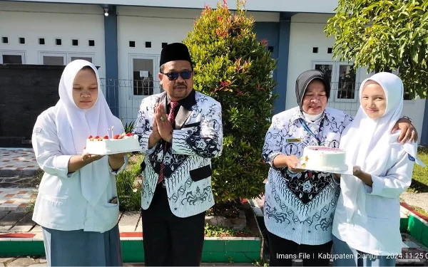 Thumbnail Selain itu dalam peringatan HGN dan HUT PGRI ke-79 di Cianjur, PGRI memotong kue bersama siswa, Senin 25 November 2024 (Foto: Iman for Ketik.co.id)