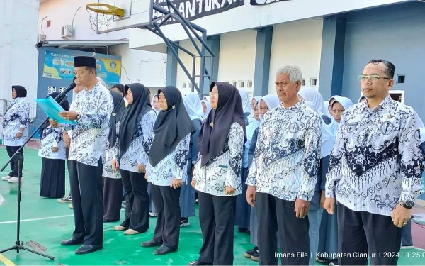 Thumbnail Peringati Hari Guru Nasional (HGN) dan HUT PGRI ke-79, PGRI Cianjur gelar upacara bendera di SMK PGRI 2 Cianjur, Senin 25 November 2024 (Foto: Iman for Ketik.co.id)