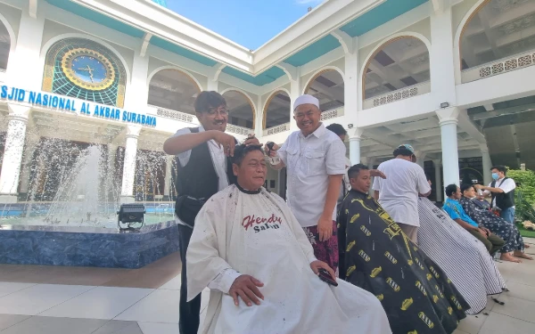 Thumbnail Berita - Semarak Milad Ke-24, Masjid Al-Akbar Gelar Potong Rambut dan Bekam Gratis untuk Jemaah