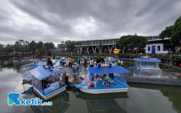 Thumbnail Berita - Floating Market Food Junction: Destinasi Kuliner Unik di Surabaya Barat