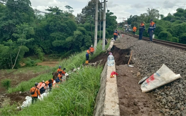 Thumbnail Berita - Imbas Banjir dan Longsor, Jalur Pohgajih-Kesamben Hanya Bisa Dilalui dengan Kecepatan Terbatas