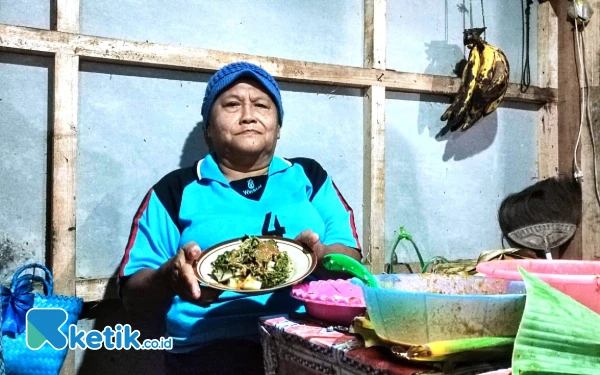 Thumbnail Berita - Cicipi Kuliner Malam Cita Rasa 1980-an, Lontong Pecel Tumin di Pacitan