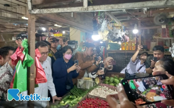 Thumbnail Berita - Persiapan Jelang Nataru, Mendag Tinjau Harga Bahan Pokok di Pasar Tambahrejo