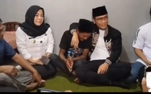 Thumbnail Berita - Usai Viral Hina Penjual Es Teh, Gus Miftah Minta Maaf dan Peluk Sonhaji