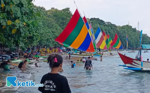 Thumbnail Berita - H+1 Lebaran, Wisata Pasir Putih Situbondo Mulai Dilirik Pelancong Luar Kota