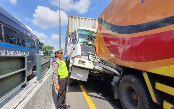 Thumbnail Berita - Rem Blong, Truk Trailer Tabrak Enam Mobil di Tol Satelit