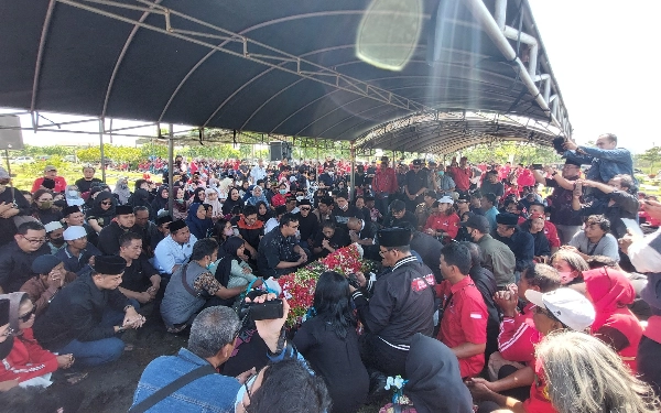 Thumbnail Ratusan kader PDIP berdoa bersama untuk Alm Whisnu Sakti Buana, Minggu (28/5/2023). (Foto: Husni Habib/Ketik.co.id)