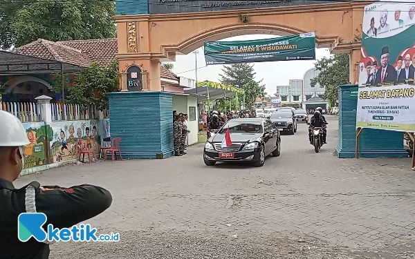 Thumbnail Rombongan Wapres Ma'ruf Amin meninggalkan Ponpes Tambakberas menuju Surabaya. (Foto: Rifat/Ketik.co.id)