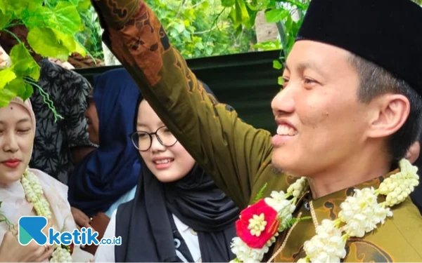 Thumbnail Cabup Mas KIAI menyapa masyarakat saat di TPS (Foto: Mas KIAI for Ketik.co.id)